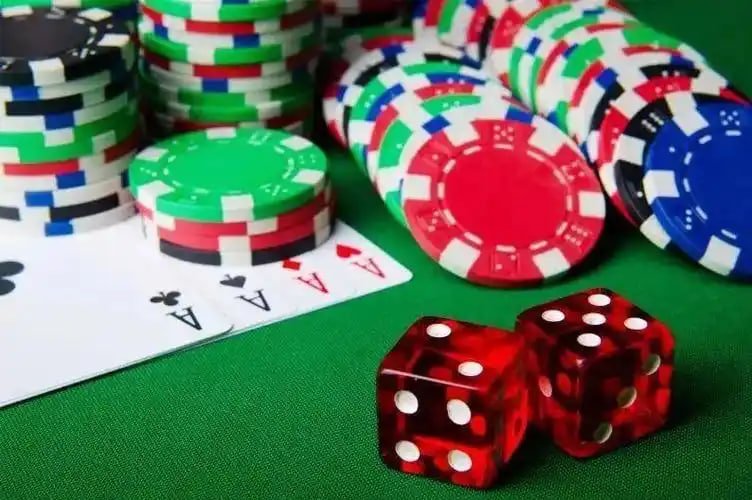 mkjili Live Baccarat table ကြည့်ရင်း MMK ဖြင့် bet ထည့်နေသောပုံ